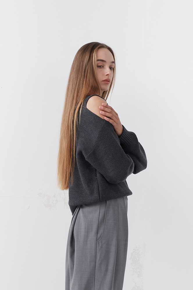 Джемпер вугільний з відкритим плечем (СВ 61)